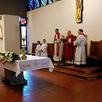Il Cardinale Ennio Antonelli guida la preghiera dell'assemblea 